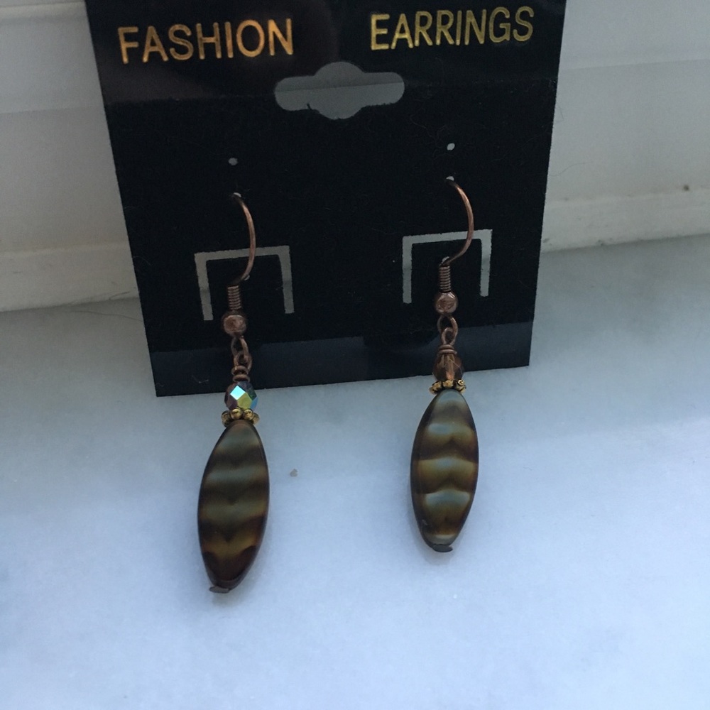 Tortoise shell drop earrings.